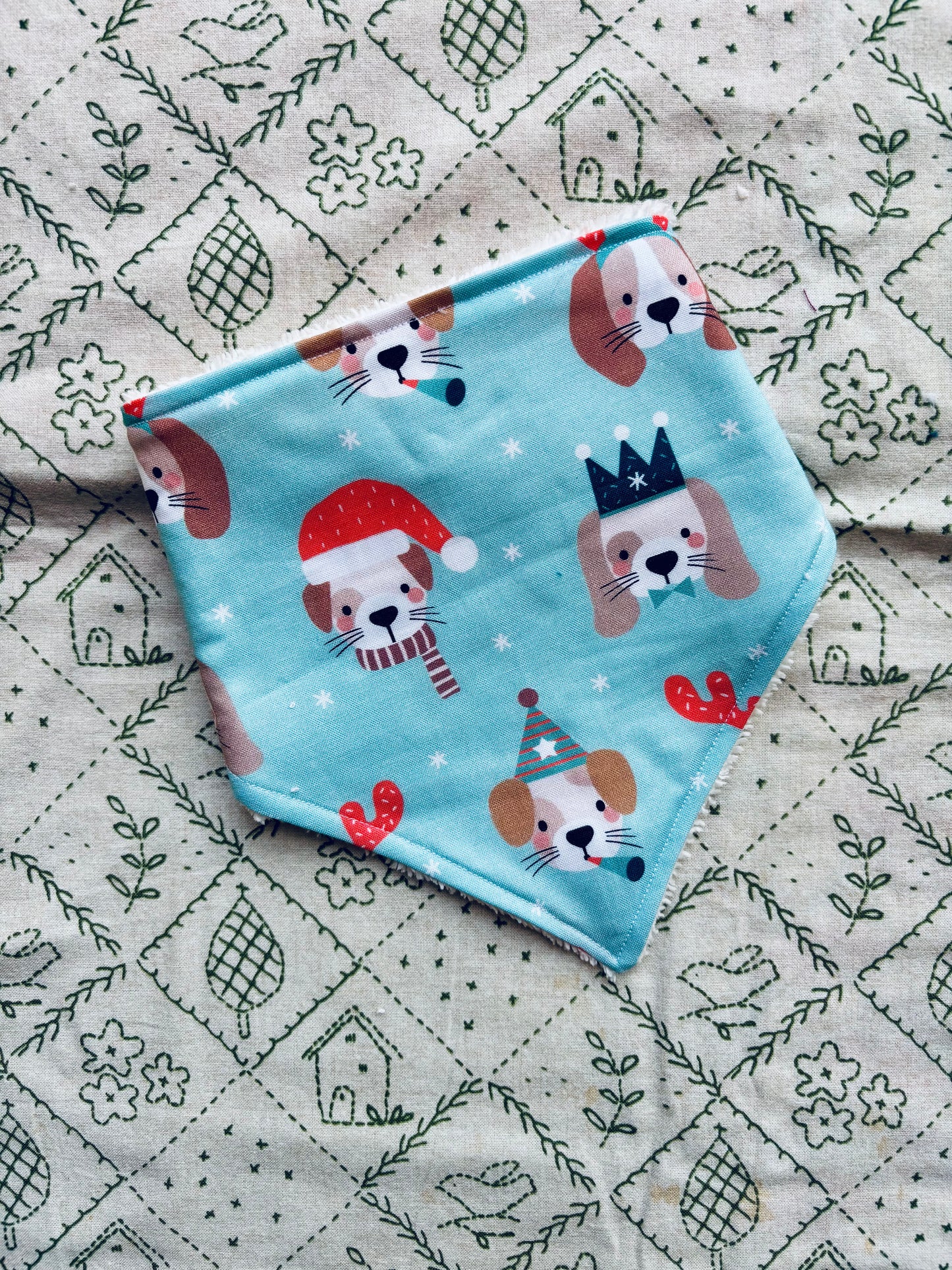 Dribble bib: Christmas dogs