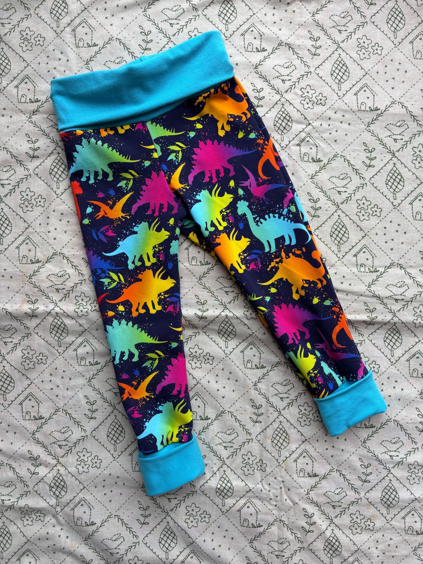 ‘Grow with me’ Leggings: Bright dinosaurs