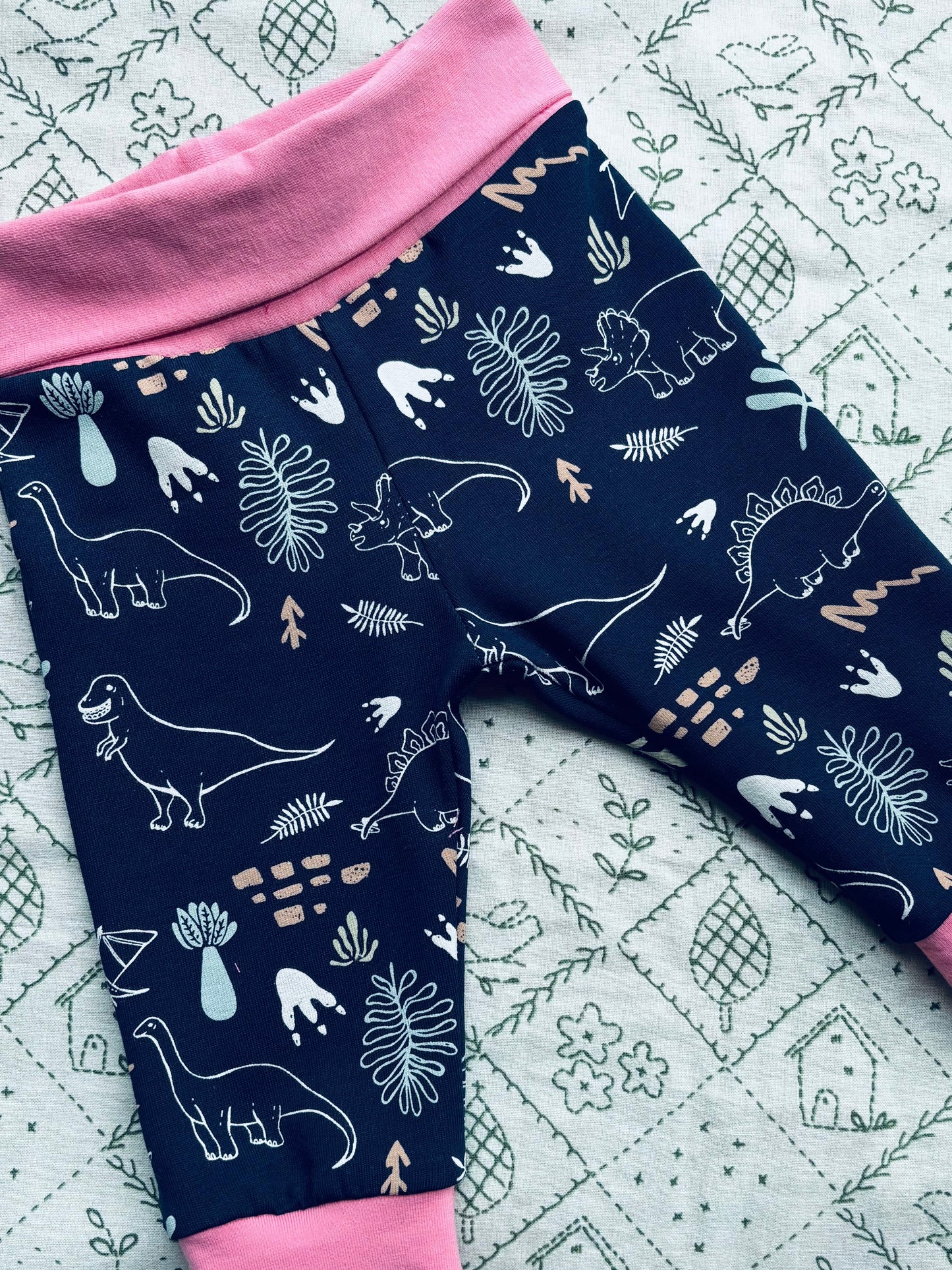 ‘Grow with me’ Leggings: Navy dinosaurs