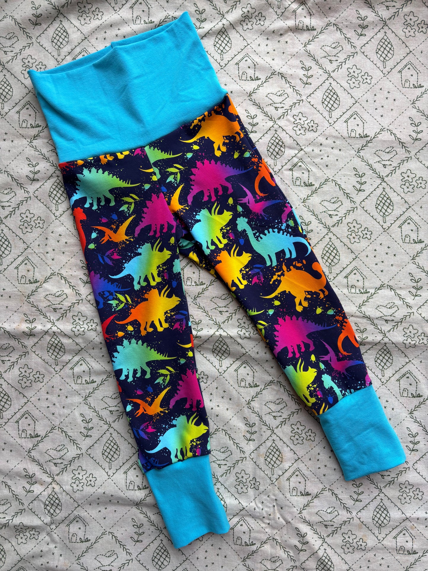 ‘Grow with me’ Leggings: Bright dinosaurs